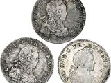 trois types différents de pièces d'argent sur fond blanc