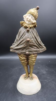 an image of a statue of a man with a hat and cape