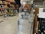 une photo d'une machine dans un entrepôt où se trouvent de nombreuses caisses