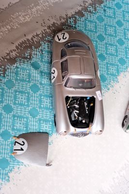 deux petites voitures posées sur une couverture bleue et blanche