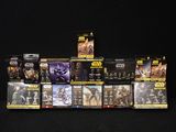 Les figurines de Star Wars sont alignées sur une surface noire