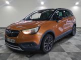 La Vaux orange est garée dans une grande pièce