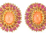 une photo d'une paire de boucles d'oreilles roses et jaunes