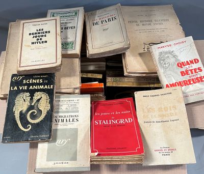 beaucoup de livres sur la table ensemble sur la table