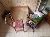 une petite pièce avec un lit et une chaise à l'intérieur