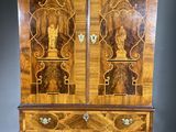 une armoire en bois dont les portes et les tiroirs sont sculptés