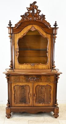 l'image d'une armoire en bois surmontée d'un miroir