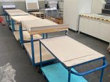 de nombreuses tables alignées dans une pièce