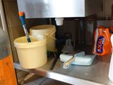 une photo d'un évier de cuisine encombré