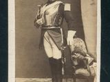 une vieille photo d'un homme en uniforme militaire tenant un fusil