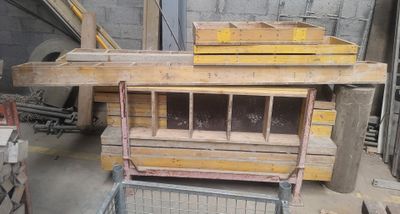 plusieurs pièces de bois sont empilées dans un entrepôt