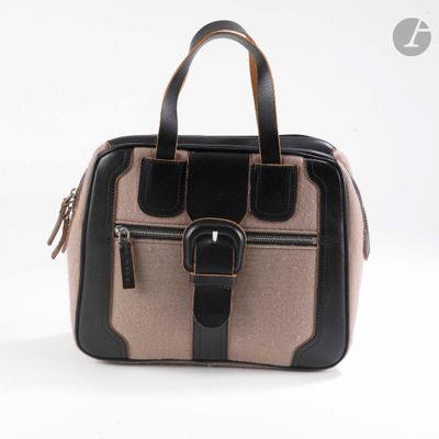 sac à main beige et noir sur fond blanc, muni d'une poignée noire
