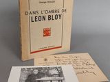 un vieux livre posé sur une table à côté d'une feuille de papier