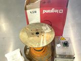 une image représentant une table sur laquelle se trouvent un tambour et une boîte remplie de fils