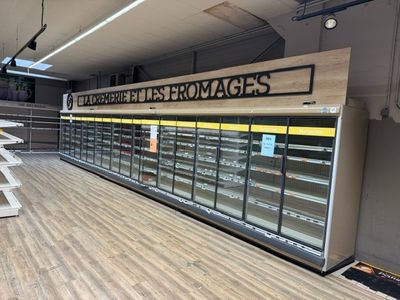 une grande vitrine au milieu d'un magasin