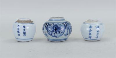 trois vases bleus et blancs ornés d'inscriptions asiatiques