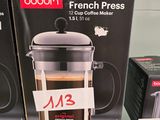 deux boîtes de café pour cafetière à piston exposées dans un magasin