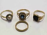 trois bagues et une bague ornée d'une perle