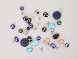 tout un tas de pierres et de perles de différentes couleurs posées sur une table