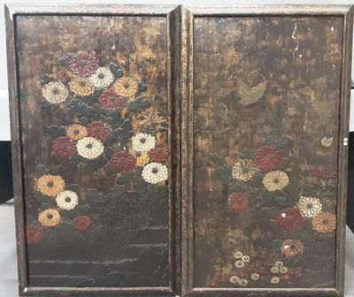 Paire de panneaux en laque à décor de fleurs.
