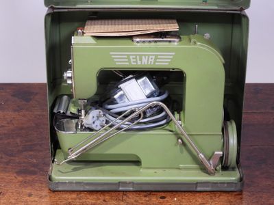une petite machine verte posée sur une table en bois