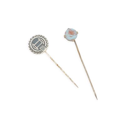 paire de broches en argent et opalite, ornées d'une pierre bleue au centre