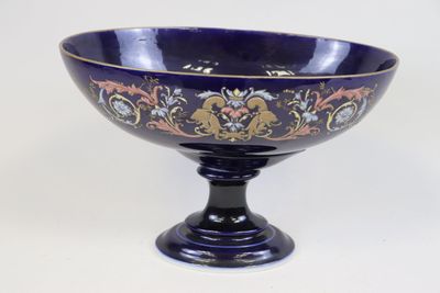un bol bleu avec un motif floral