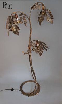 une lampe posée sur une table à côté d'une lampe
