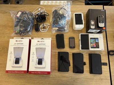 une table sur laquelle sont posés de nombreux appareils électroniques