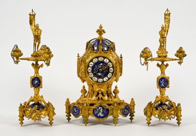 trois horloges dorées et bleues placées les unes à côté des autres