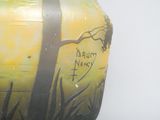 un vase orné d'une peinture représentant un arbre et un oiseau