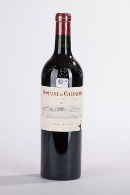 une bouteille de vin posée sur une table