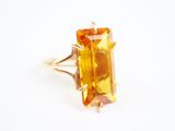 Gros plan sur une bague contenant une pierre orange