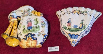 Réunion de deux bouquetières en faience l'une de forme évent…