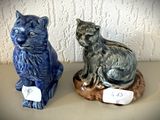 deux figurines de chats assis l'un sur l'autre