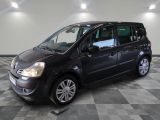 la photo d'une petite voiture noire garée dans un garage