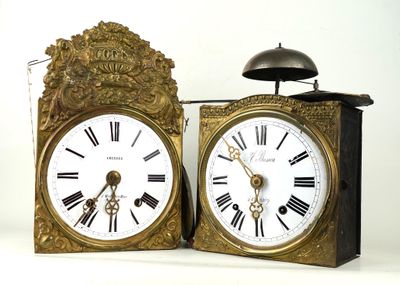 deux horloges, chacune comportant des chiffres romains