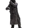 une statue représentant un homme armé, sur fond blanc