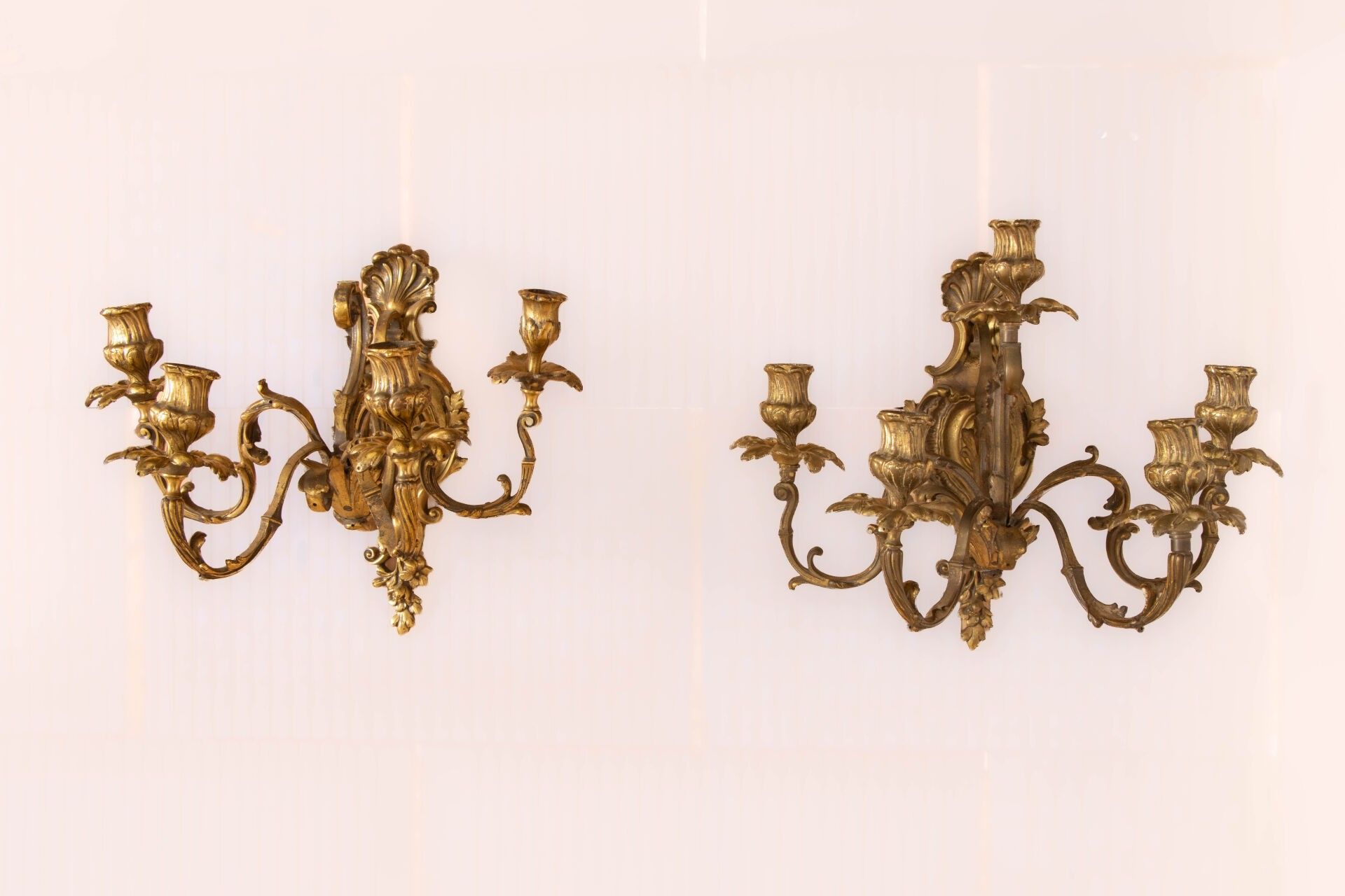 Paire d'appliques à cinq lumières en bronze.