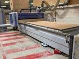 une machine qui découpe un morceau de bois dans une usine