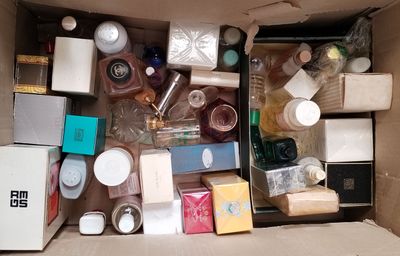 une boîte en carton remplie de nombreux produits cosmétiques de toutes sortes