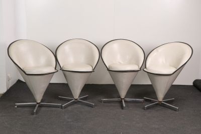 trois chaises blanches ornées de bordures noires sont disposées devant un mur blanc