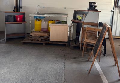 un garage rempli de meubles
