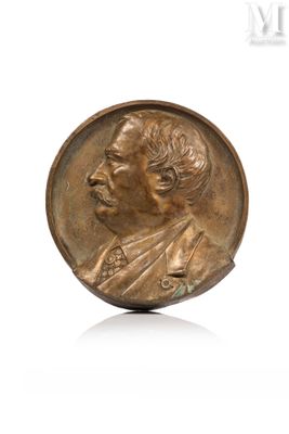 une image représentant une médaille de bronze sur laquelle figure le visage d'un homme