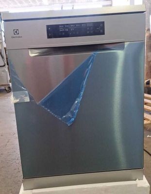 une photo d'un lave-vaisselle en cours d'installation