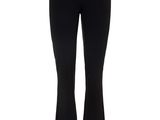 une femme vêtue d'un pantalon noir et d'un haut blanc