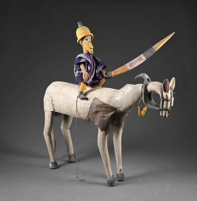 une image représentant une statue d'un homme à cheval, armé d'une épée