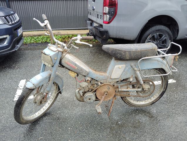 Mobylette MOTOBECANE. Vendu en l’état sans carte grise ni contrôl...