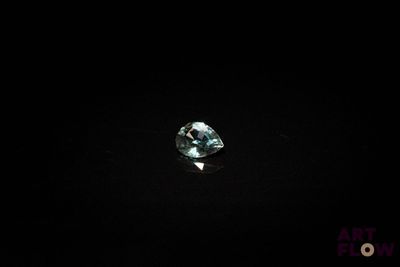 gros plan d'un diamant bleu sur une surface noire