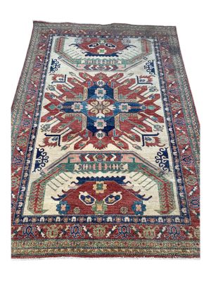 un tapis rouge et bleu orné d'un motif oriental